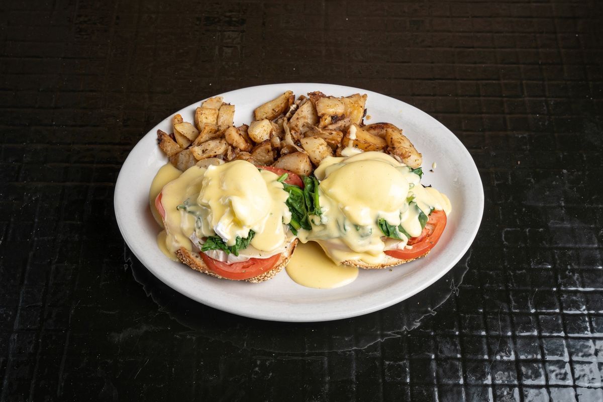 Oeufs bénédictine nappés de sauce hollandaise avec pommes de terre maison