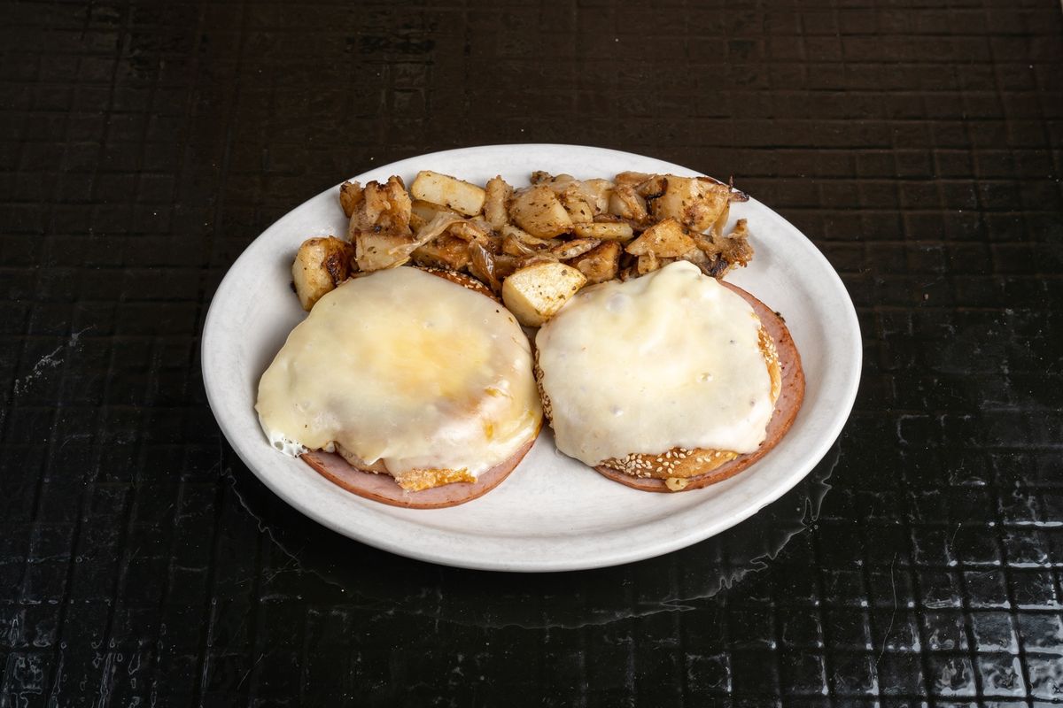 Benny Goodman : deux oeufs cuits dans un bagel avec jambon grillé et cheddar