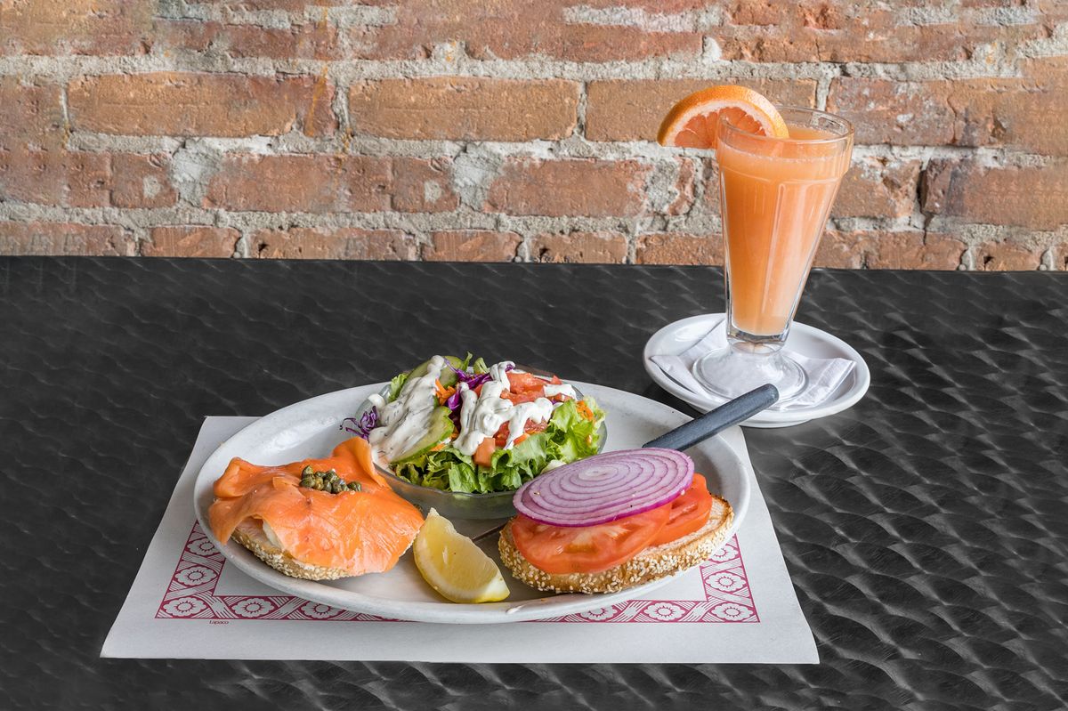 Fairmount Bagel Lox avec salade et jus d'orange frais
