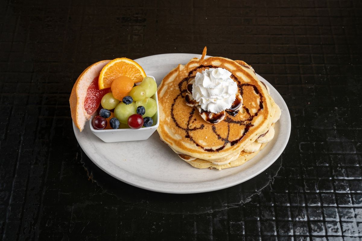 Pancakes au chocolat avec salade de fruits et crème fouettée