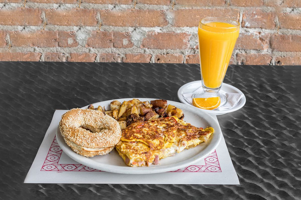 Omelette western au jambon grillé, oignons et poivrons rouges